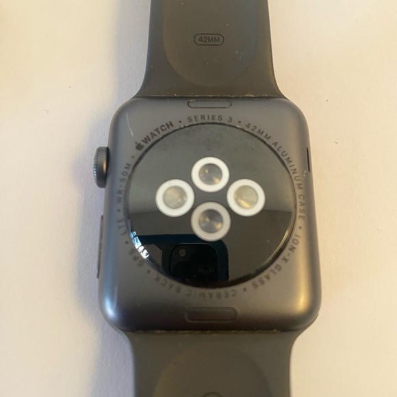 APPLE WATCH SERIES 3 42MM excellent condition - Picture 2 of 3
